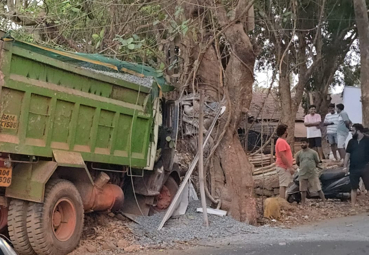 Truck Suffers Brake Failure Near Anjuna, Crashes Into Poles and Tree; No Injuries Reported 1 Screenshot 2026 04 11 123501