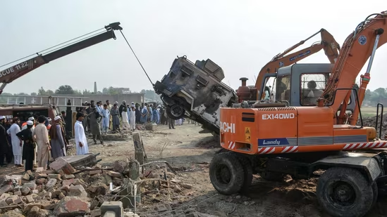 Car Bomb Massacre at Pakistan Checkpoint Kills 12 Policemen 1 image 23