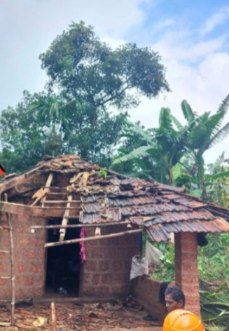 House in Sanguem damaged after tree collapses during adverse weather 1 1000002003