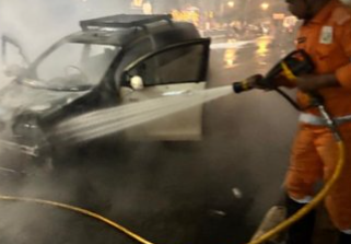Taxi Catches Fire on Mapusa–Parra Road Near Ganpati Temple, Tourists Escape Unhurt 1 Screenshot 2026 06 24 095454