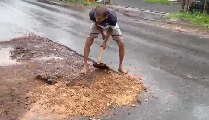 Gudi-Paroda Residents Fill Potholes Themselves as Authorities Turn a Blind Eye 1 Screenshot 2026 06 24 181300