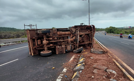 Goods Vehicle Overturns on Old Goa Bypass Flyover After Driver Loses Control 1 Screenshot 2026 06 27 135009