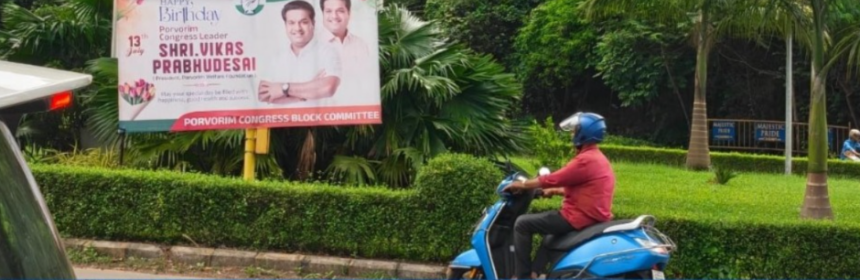 Expired Political Hoarding Beneath Traffic Signal Raises Safety Concerns in Porvorim 1 1000003085