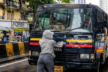 Mumbai girl stopping van