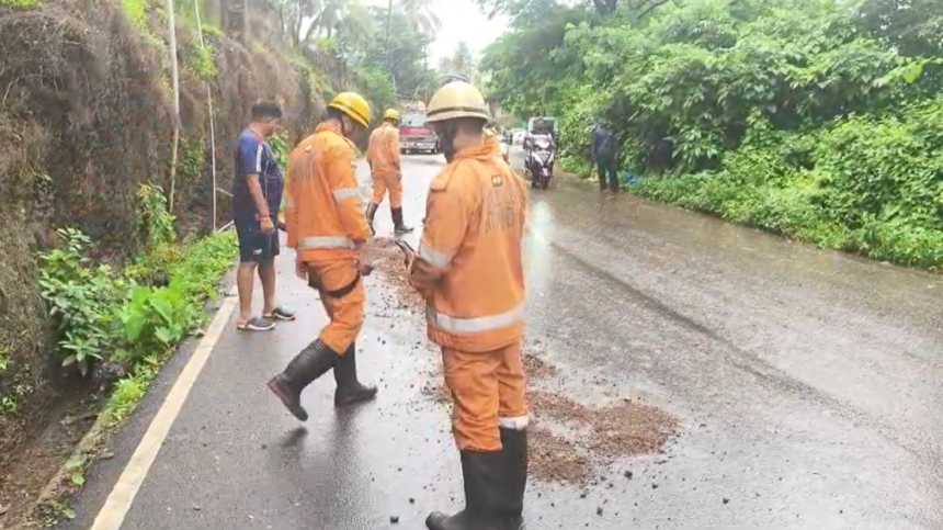 Oil Spill After Bus Breakdown Causes Two-Wheeler Skids at New Vaddem; Fire Services Restore Road Safety 1 Screenshot 2026 07 04 110630