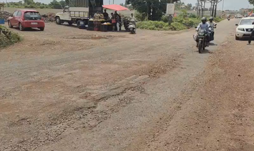 'Five Years, No Repairs': Cortalim Congress Protests Bad Condition of Road Near DMart at Sancoale 1 Screenshot 2026 07 14 100009
