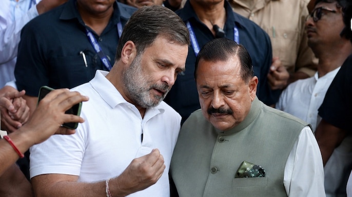 live minister meets rahul gandhi urges him to end protest outside pms residence 212251838