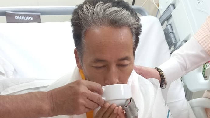 Sonam Wangchuk Calls Off Hunger Strike After Negotiations With Centre 1 sonam wangchuk 232925271