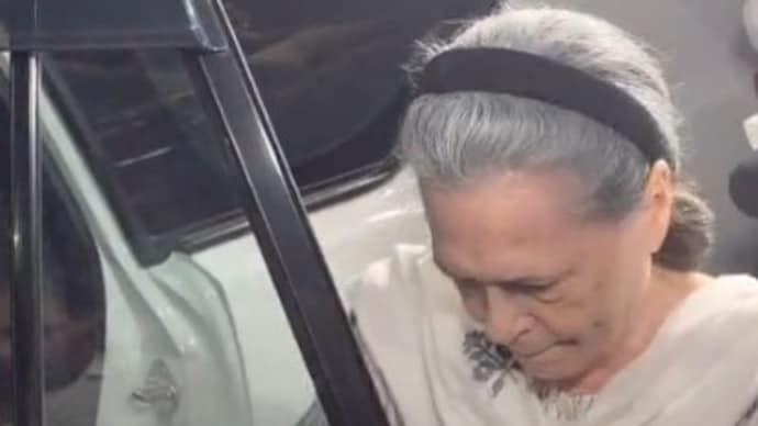 Sonia Gandhi Reaches Mandir Marg Police Station After Priyanka's Detention 1 sonia gandhi reaches mandir marg 213558715