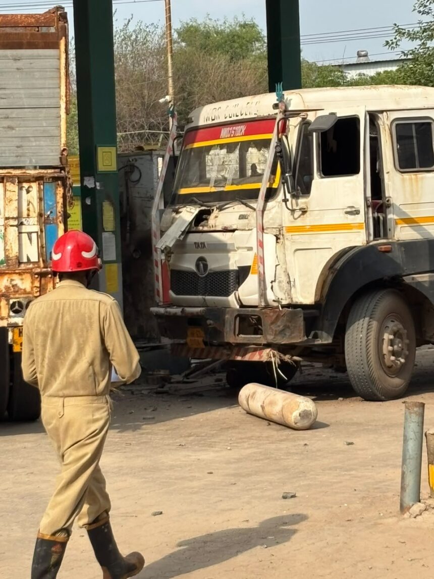 1 Feared Dead, 6 Injured After Gas Tank Explodes at Fuel Station in Delhi 1 HQFNOYYaAAAVfwG