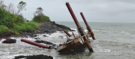 Betul MLA Altone D'Costa Inspects Drifted ONGC Pontoon, Urges Immediate Removal Over Fishermen's Safety Concerns 1 Screenshot 2026 08 04 143949