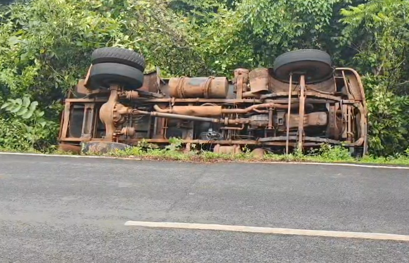 Truck Overturns at Kital Amid Heavy Rain, Locals Demand Ambulance in Cuncolim 1 Screenshot 2026 09 25 140548