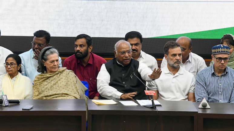 Sonia Gandhi’s surprise arrival triggers seating shuffle at INDIA bloc meeting 1 urf165dg sonia